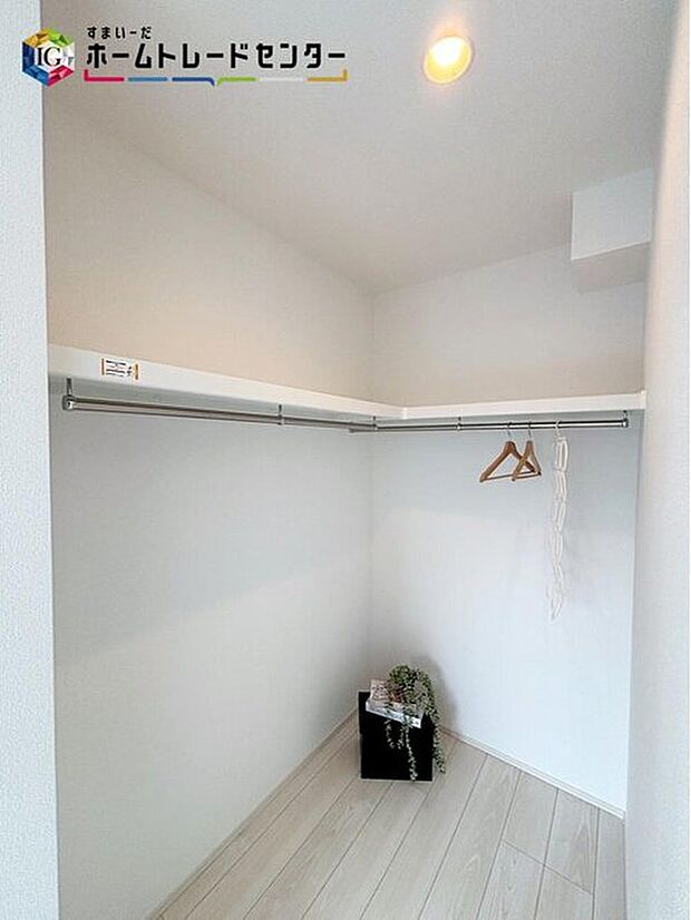 【【ウォークインクローゼット】】コートハンガー付きのウォークインクローゼット。洋服タンスをしまえるくらいの大きさなので、すっきりとした室内に。