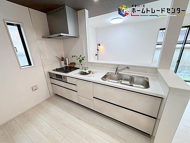 【【キッチン】】収納力豊富な爽やかなシステムキッチンを用意しております。床下収納もございますので、キッチンスペースをいつでもすっきりとお使い頂けそうです。