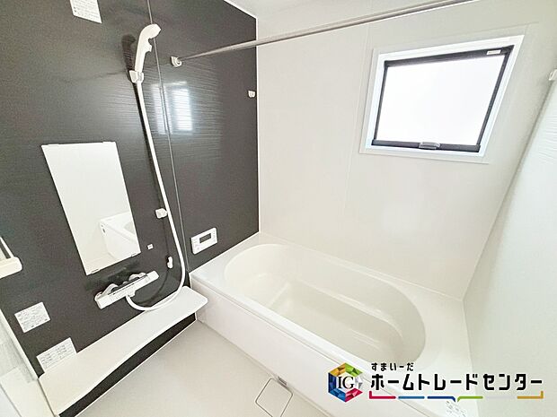 【浴室】窓付きのバスルームは、明るく換気環境も良好♪日中の入浴も気持ちよくお使い頂けそうです♪毎日のバスタイムが楽しみになりそうです♪