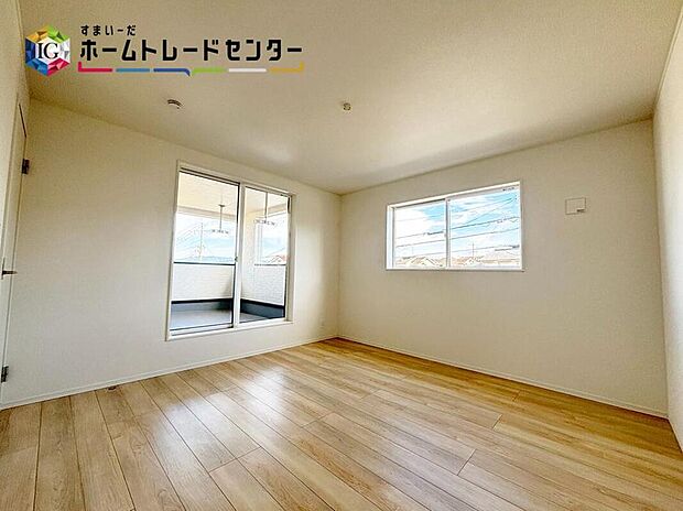 【リビング以外の居室】穏やかな光が差し込む室内には、穏やかな時間が流れます♪
休日には、落ち着いた空間で自分の趣味を楽しむのはいかがですか♪