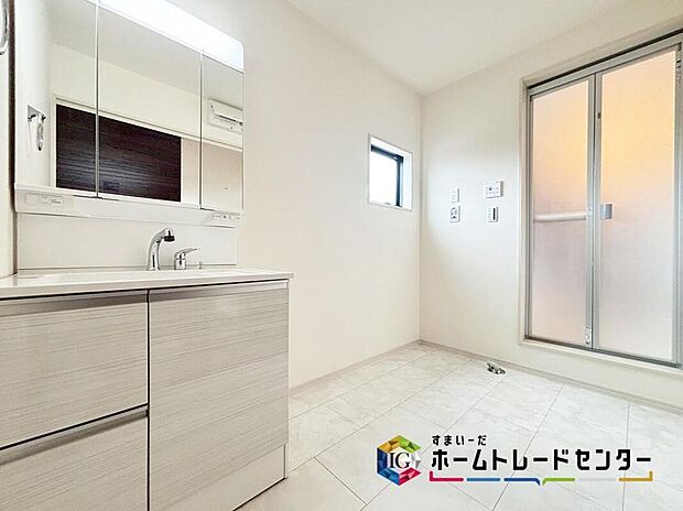 【【洗面所】】白を基調とした爽やかなサニタリースペース♪毎日の身支度も気持ち良くお使い頂けます♪鏡の裏にも収納がございますので、歯ブラシや化粧品などの小物類もすっきり収納できます♪