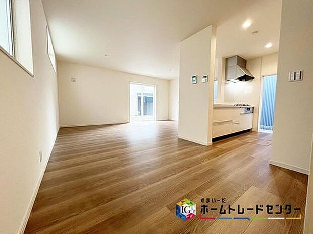 【リビング】大きな窓のあるリビングは、陽光あふれる明るい空間です。居心地良く、ご家族皆がゆったり寛げる憩いの空間となりそうです。お子様がお庭で遊んでても見守ることができます♪