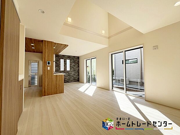 【リビング】広々としたLDKに、自分好みのインテリアでレイアウト♪季節ごとに模様替えなども、楽しみの一つとなりそうです♪住空間のプランと設備が心地いい時間を豊かに演出します♪