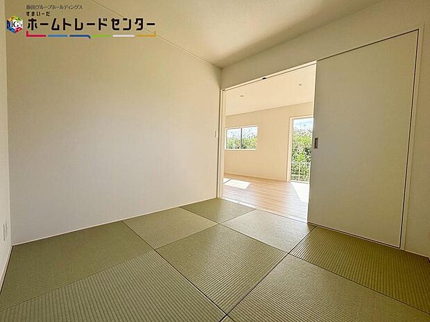 【リビング以外の居室】２WAYに使える和室。戸を開ければリビングと一体に。閉じれば独立した和室に。お客様の宿泊にも対応できる頼もしい空間です。