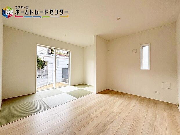 【【リビング】】作業台上部の収納スペースを取りのぞいたことにより、開放感のある対面キッチンを実現!夫婦そろってキッチンに立っても調理がしやすくゆとりのある広さです。家事をしながら会話も弾みますね