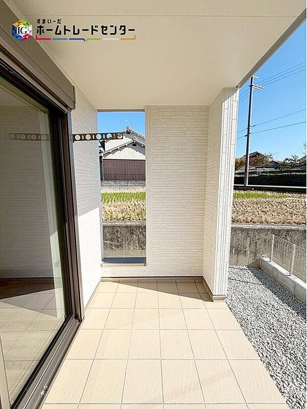 【【ポーチスペース】】南側に配されたポーチスペースは、広々。暖かい陽光たっぷり降りそそぎ、洗濯干しも快適です♪

