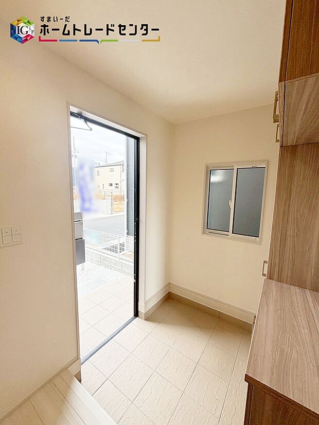 【玄関】訪れる人を優しく迎える、スタイリッシュな玄関。たっぷり収納の下駄箱も完備。すぐ横にはゴミ出しにも便利な勝手口もあり、キッチンに溜まった生ゴミをすぐに外へ出せるため衛生的！