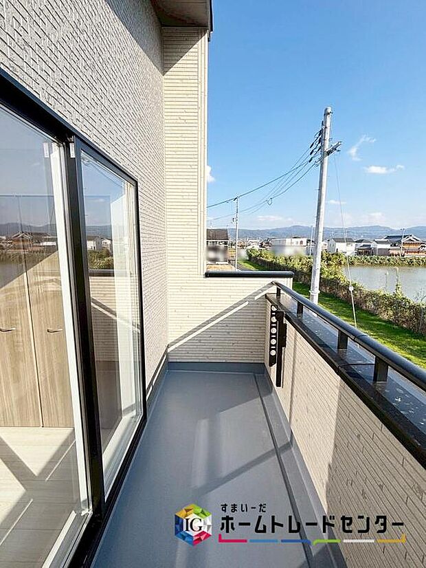 【バルコニー】バルコニーは２部屋より出られて便利。暖かな陽射しをたっぷり楽しもう。シーツなど大きな洗濯物もらくらく干せます。