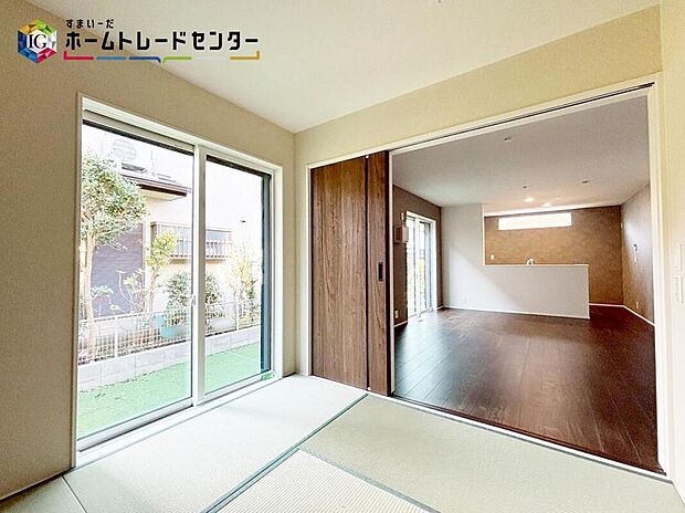 【【和室】】２WAYに使える和室。戸を開ければリビングと一体に。閉じれば独立した和室に。お客様の宿泊にも対応できる頼もしい空間です。