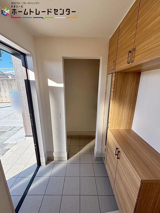 【玄関】サンダルからブーツまで収納力豊かなシューズクローク。玄関周りがすっきり片付きます。