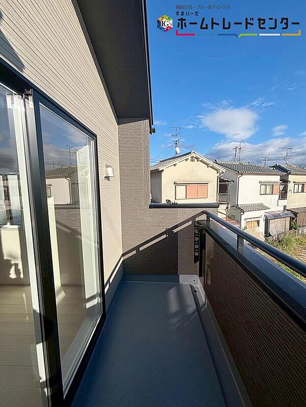 【バルコニー】南側に設置されたバルコニー。心地よい陽射しや暖かな風を楽しむことが出来ます。晴れた日にはたっぷりの洗濯物や布団を干せます!