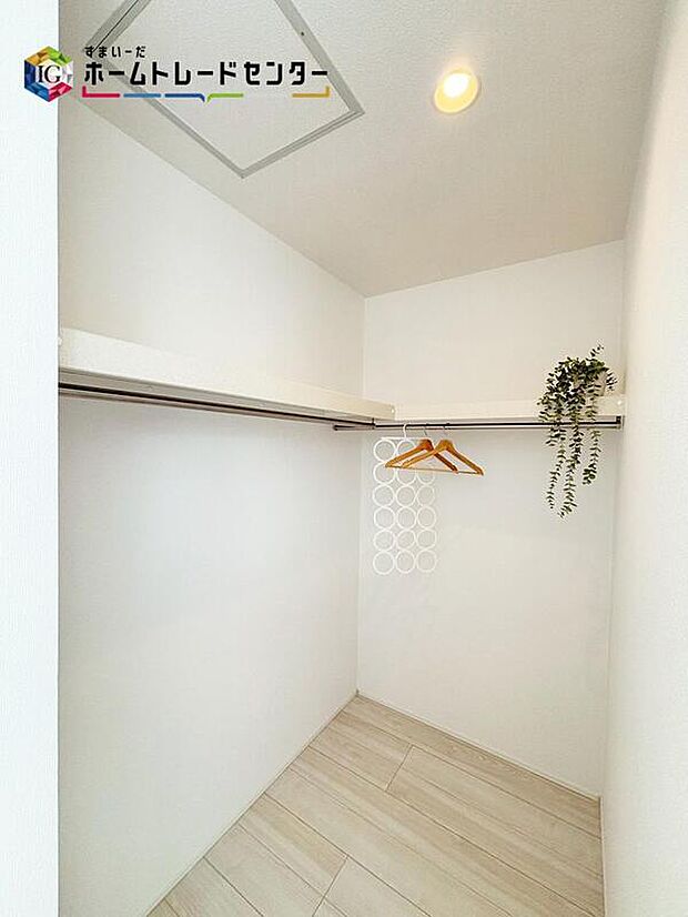 【【ウォークインクローゼット】】コートハンガー付きのウォークインクローゼット♪洋服タンスをしまえるくらいの大きさなので、すっきりとした室内に♪