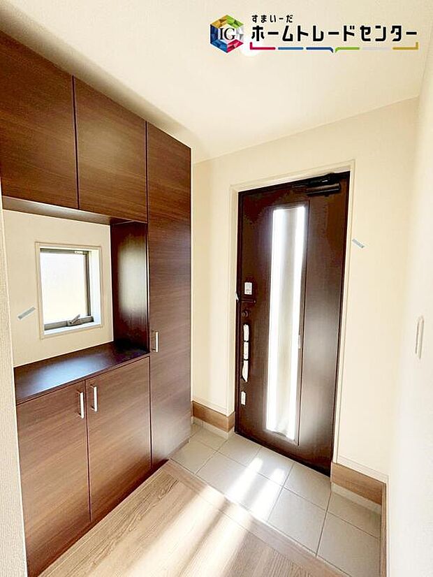 【玄関】※4号棟
家の中でお客様を迎える最初の場所である玄関は、家の印象そのものです！たっぷり収納出来る木目調の下駄箱は優しい印象や温かみを感じる空間ですね♪