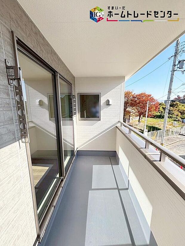 【バルコニー】急な雨でも安心な広々したインナーバルコニー♪お天気が晴れの日にはたっぷりの洗濯物やお布団を干せます！たくさん干してもこれなら、洗濯物も早く乾きそうです♪