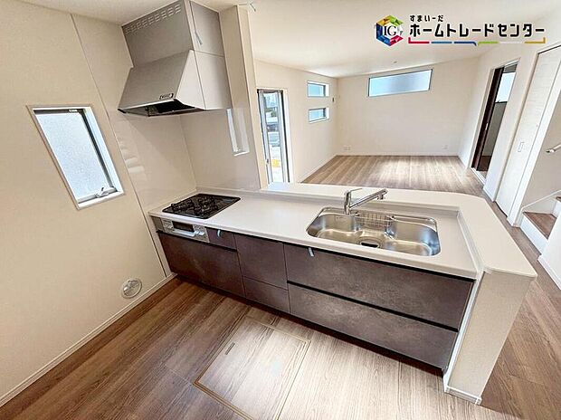 【キッチン】窓付きで明るく爽やかなキッチンスペース。キッチン下の収納に加えて、床下収納と豊富な収納力もございます。見栄えもよく、いつでもすっきりとお使い頂けそうです♪