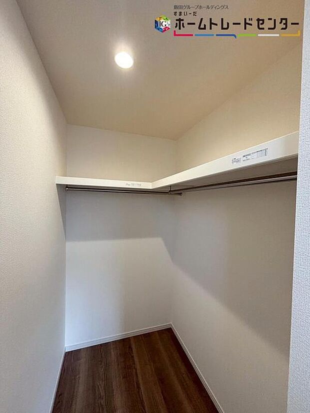 【収納】衣類だけでなく、鞄などの小物からスーツケースやレジャー用品などの大きな物までたっぷり収納出来ます。