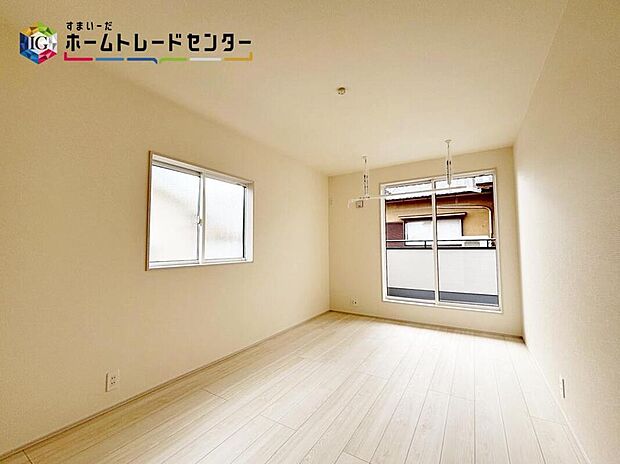 【リビング以外の居室】バルコニーに面した主寝室には、大きな窓を用意しております♪暖かい日差し差し込む快適空間となっております♪