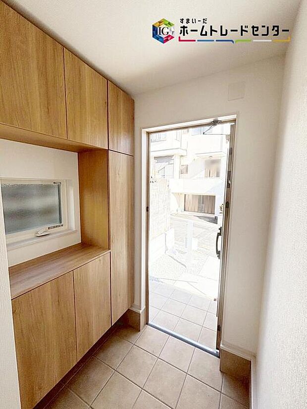 【玄関】コの字型の玄関収納を採用♪多くの靴を収納できる上、飾り棚を利用して、お越しいただくお客様をおもてなしできます♪