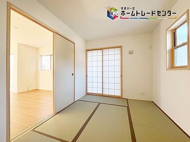 【【和室】】プライベート感を保てる和室を完備しており、来客時の宿泊スペースや書斎などにお使い頂けます。すぐに横になれるのも長くお住まいになられる上では嬉しい空間です。

