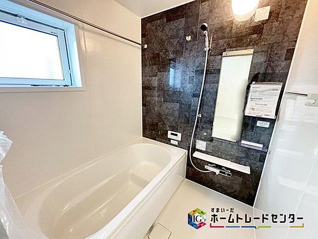 【浴室】一日の疲れを癒す場として、ゆったりと足を伸ばしてくつろげる綺麗で清潔感のある色味の浴室。窓付きのバスルームは、採光もあり明るく気持ちの良い空間です。窓があることで、換気環境も良好です♪