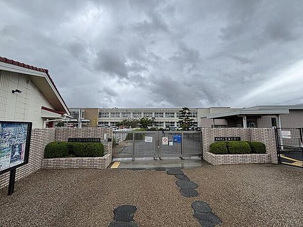 葛城市立忍海小学校（約1,740m）