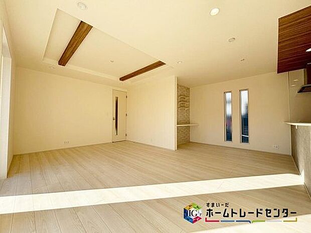 【リビング】ホームパーティに招きたくなる自慢の広々LDK。伸びやかな子育てや、にぎやかなふれあいの日々を存分に楽しんでください。