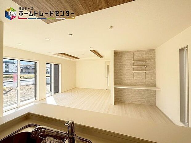 【キッチン】ママさんに人気のある対面式キッチン。お食事の準備をしながらご家族との会話を楽しめます。リビングにいるご家族の様子が一目で分かるので、小さいお子様がいても安心です。