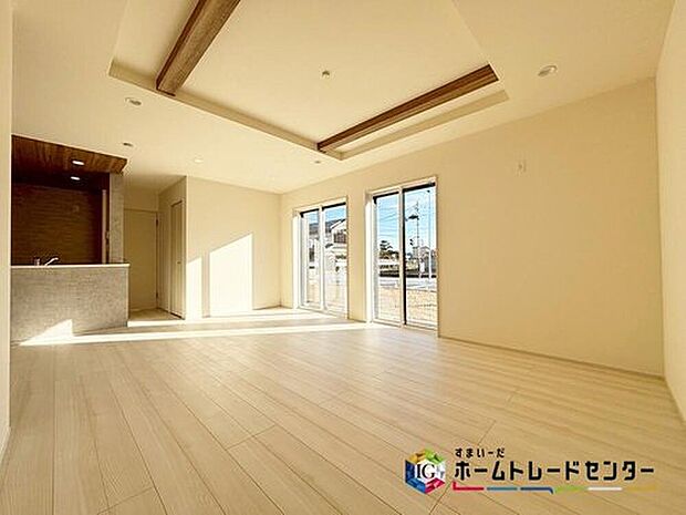 【リビング】天井部分は折上天井となっており、お部屋が広く見え開放感が生まれます。開放的な空間を自分好みのインテリアをレイアウトし季節ごとに模様替えなども、楽しみの一つとなりそうです。