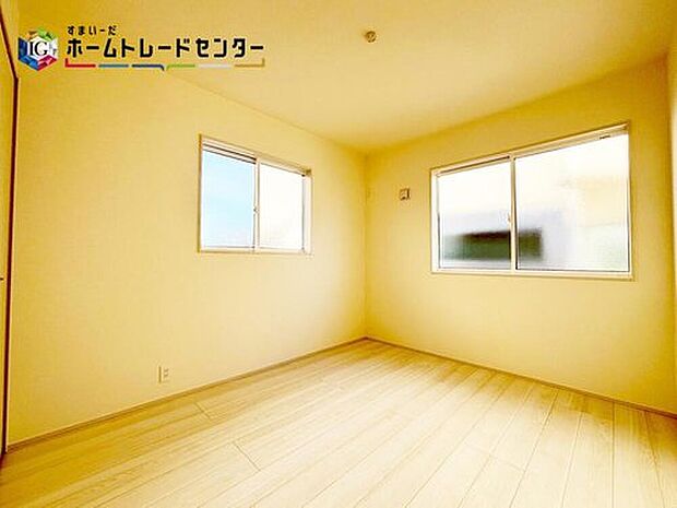 【リビング以外の居室】2面採光を確保した明るい室内は、風通しも良く、大変居心地の良い空間となっております。窓際に設けられたカウンターは、ちょっとした作業や学習机としてもご活用いただけます。