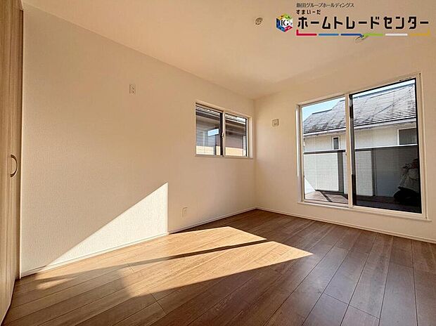 【リビング以外の居室】心地良い風を感じられる全居室２面採光！風通しがよく効果的に空気の入れ替えができます。充分な広さの収納を備え、採光良好な洋室は、快適空間。プライベートの時間もゆったりお寛ぎ頂けそうです。