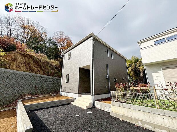 【【現地外観写真】】※3号棟　　立体的なコントラストをもたせた外観が魅力的♪ゆとりの広さを備えておりますので、心地良く寛げる安らぎのお住まいとなっております♪