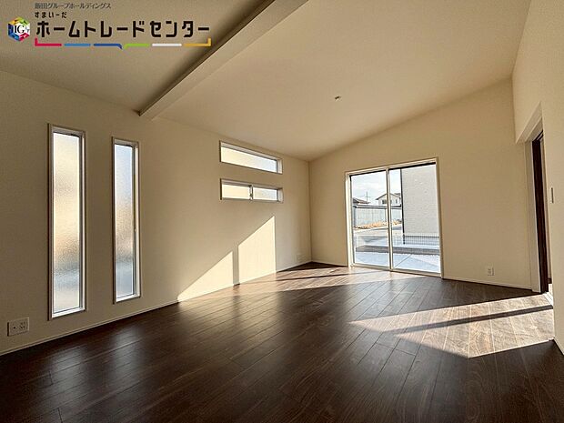 【リビング】ホームパーティに招きたくなる自慢の広々LDK。伸びやかな子育てや、にぎやかなふれあいの日々を存分に楽しんでください。