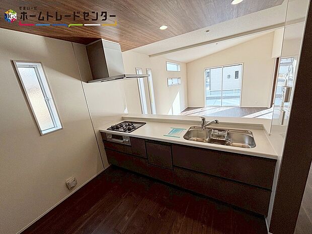 【キッチン】窓付きの明るく爽やかなキッチンスペース。キッチン下の引き出し、床下収納などたっぷり収納で、調理器具や調味料もしっかり片付き、キッチンを広くお使いいただけます。