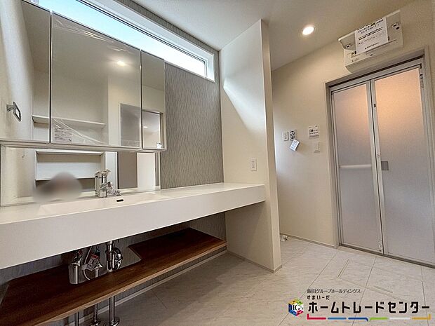 【洗面台・洗面所】広々とした洗面所はシンプルで清潔感があります♪サニタリー収納もあるので、整理整頓もしやすいです♪床下収納もあるので洗剤などの日用品などもしまうこともできます♪