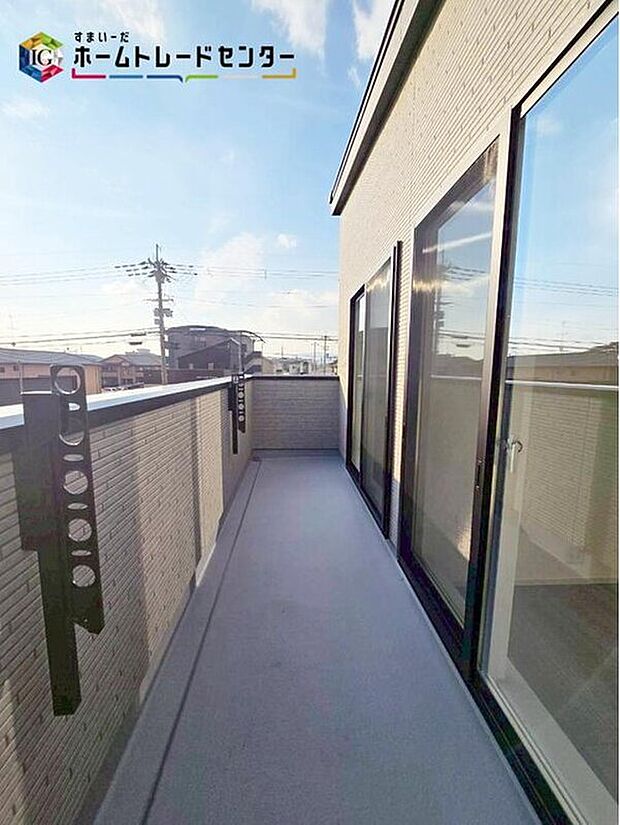 【バルコニー】広々としたバルコニーならシーツなど大きな洗濯物もらくらく干せます♪観葉植物を置いたり、料理に使えるハーブを育てたり、ガーデンニングを楽しむスペースも十分♪