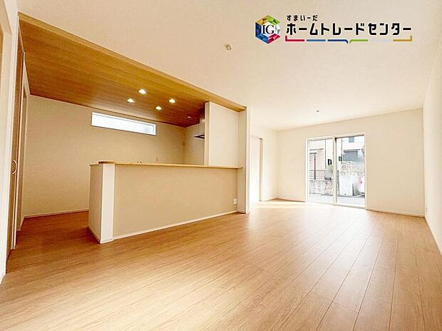 【【リビング】】明るく開放感のあるリビング。対面式キッチンは、いつでもご家族を感じられる空間作りの重要ポイントになりそうです。