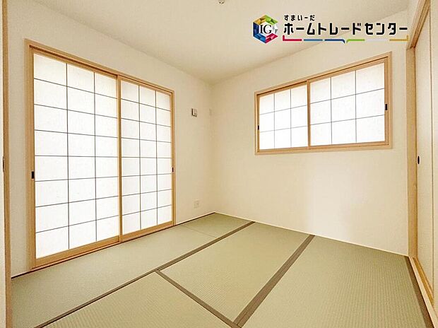 【【和室】】２WAYに使える和室。戸を開ければリビングと一体に。閉じれば独立した和室に。お客様の宿泊にも対応できる頼もしい空間です。