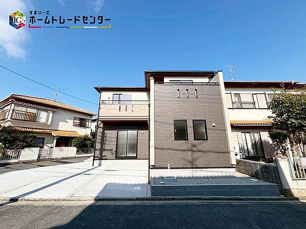 【【現地外観写真】】お車3台分の駐車スペースをご用意しているので、ご家族の自転車の駐輪や来客時の駐車にも困りません♪