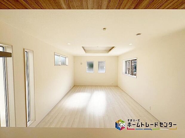 【【キッチン】】ママさんに人気のある対面式キッチン。お食事の準備をしながらご家族との会話を楽しめます。リビングにいるご家族の様子が一目で分かるので、小さいお子様がいても安心です。