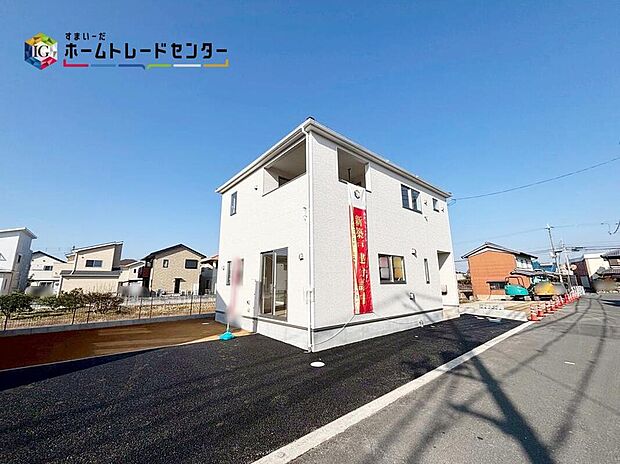 【【現地外観写真】※1号棟】一戸建ての大きなメリットは、「自分の土地」を自由に使えること♪ゆとりの広さがございますので、お子様の遊び場としてや、趣味のガーデニングなどいろいろと楽しみが増えそうです♪