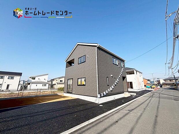 【【現地外観写真】※2号棟】落ち着いた雰囲気のグレーを基調とした外観は、スタイリッシュでお洒落です♪採光良好且つ、風通しも良く、快適に暮らせるお住まいです♪