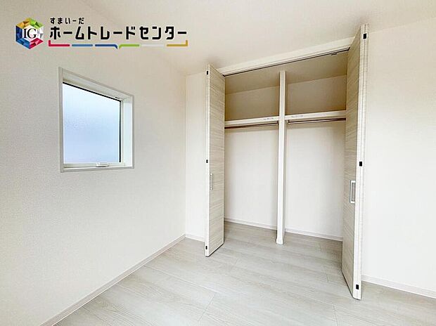 【収納】真ん中に仕切りがあるので、右側は夏物、左側は冬物と分ければ衣替えも不要ですね♪収納も多く住みやすい邸宅です♪ご家族での生活に寄り添う設計となっております♪