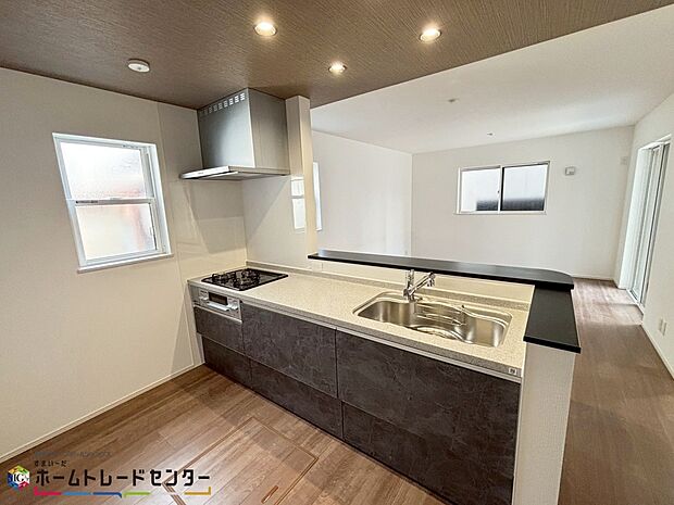 【キッチン】【キッチン】
収納力豊富な爽やかなシステムキッチンを用意しております。床下収納もございますので、キッチンスペースをいつでもすっきりとお使い頂けそうです。