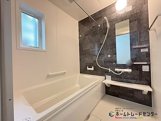 【浴室】【浴室】
毎日の疲れを癒す浴室は１坪タイプです。足を伸ばしてゆっくりとくつろげます。
窓付きのバスルームは、明るく換気環境も良好。日中の入浴も気持ちよくお使い頂けそうです。