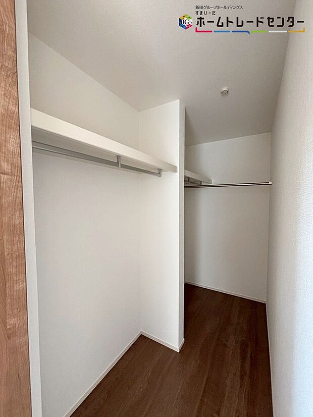 【収納】【ウォークインクローゼット】
収納力豊富なウォークインクローゼットを設置。洋服や小物類など、目的に応じてすっきり美しい収納を実現します。