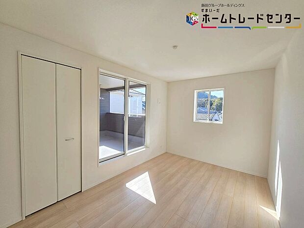 【居室】【居室】
充分な広さの収納を備え、採光良好な洋室は、快適空間。プライベートの時間もゆったりお寛ぎ頂けそうです。