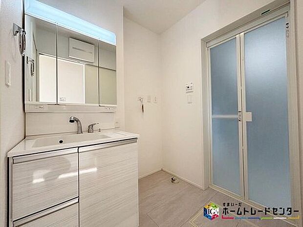 【洗面台・洗面所】白を基調とした爽やかなサニタリースペース♪清潔感のある快適空間です♪毎日の身支度も気持ち良くお使い頂けます♪