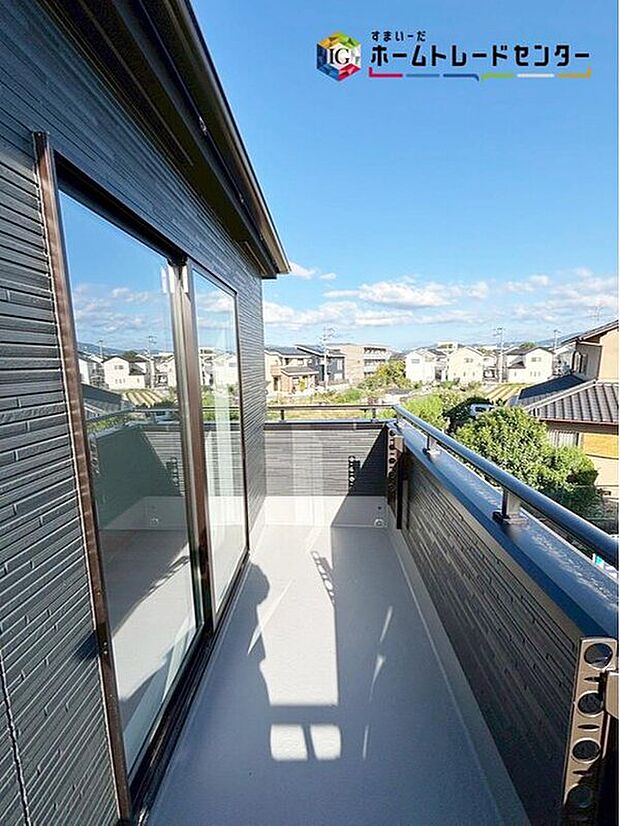 【バルコニー】広々としたバルコニーならシーツなど大きな洗濯物もらくらく干せます♪観葉植物を置いたり、料理に使えるハーブを育てたり、ガーデンニングを楽しむスペースも十分♪