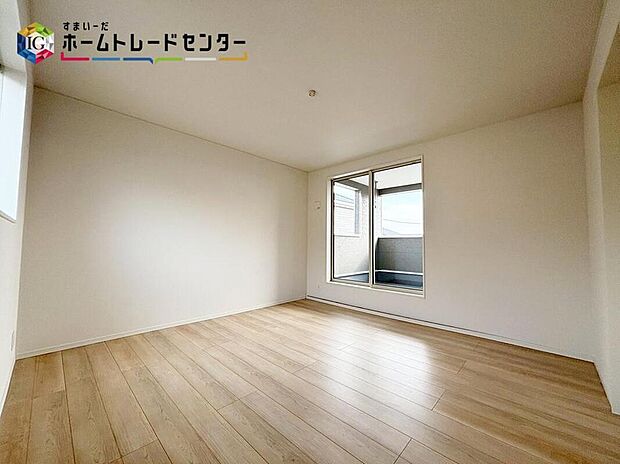 【【主寝室】】バルコニーに面した主寝室には、大きな窓を用意しております。暖かい日差し差し込む快適空間となっております。