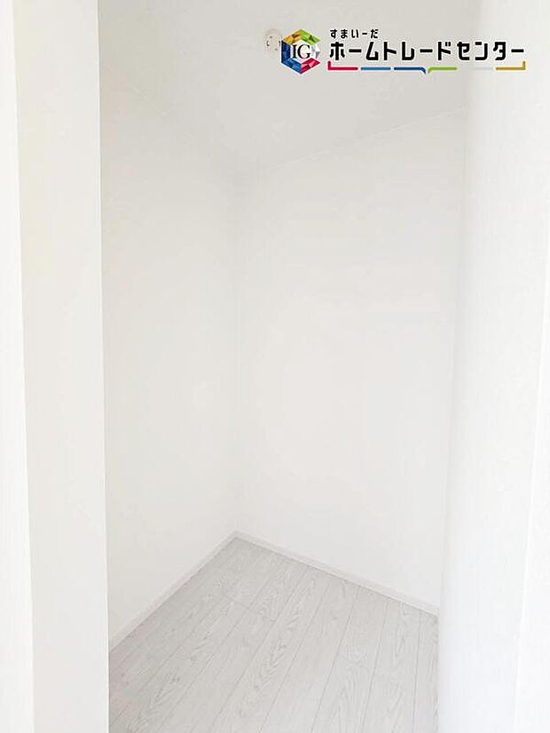 【【ウオークインクローゼット】】収納力豊富なウォークインクローゼットを設置♪洋服や小物類など、目的に応じてすっきり美しい収納を実現します♪